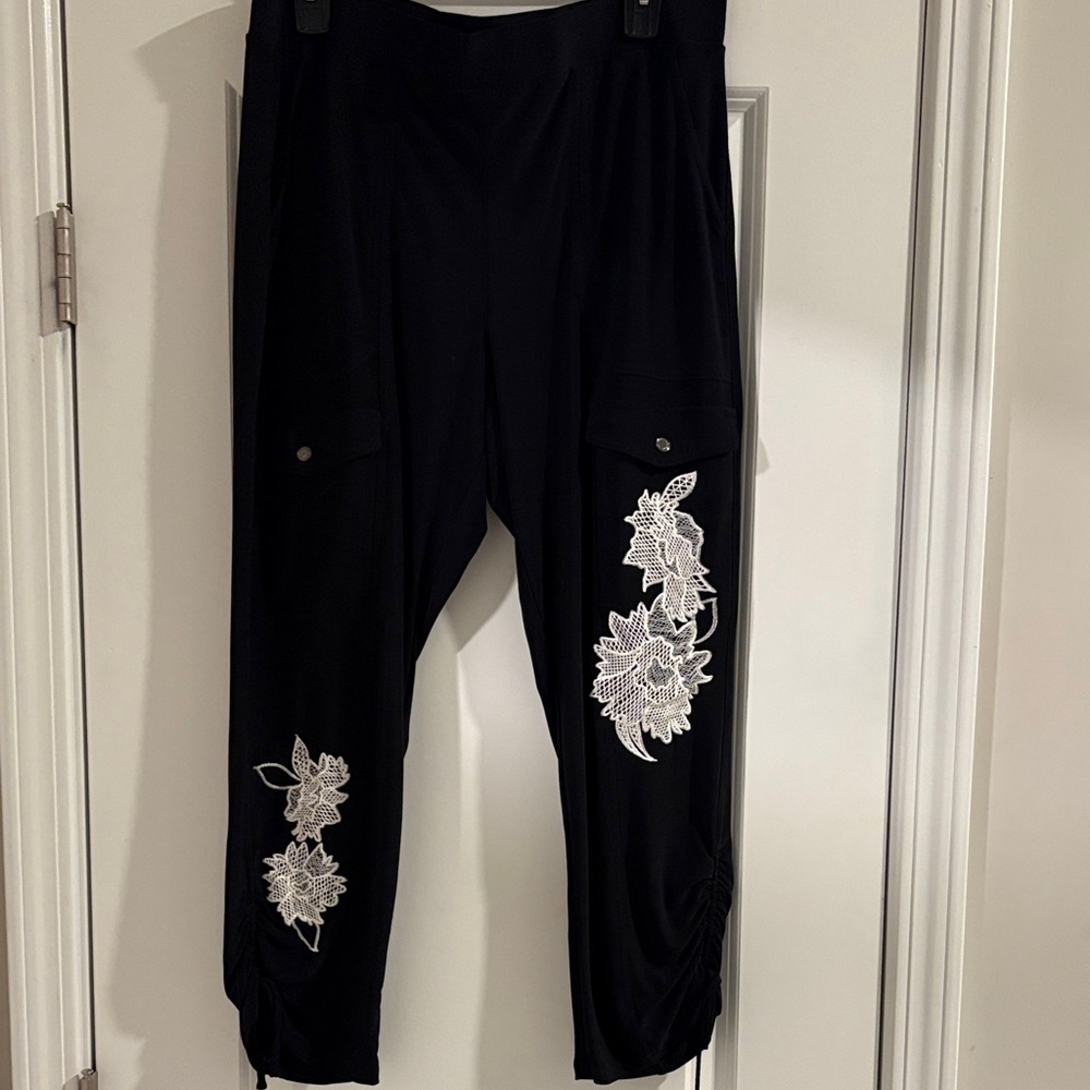 White House Black Market Black Cropped Pants with White Floral Embroidery